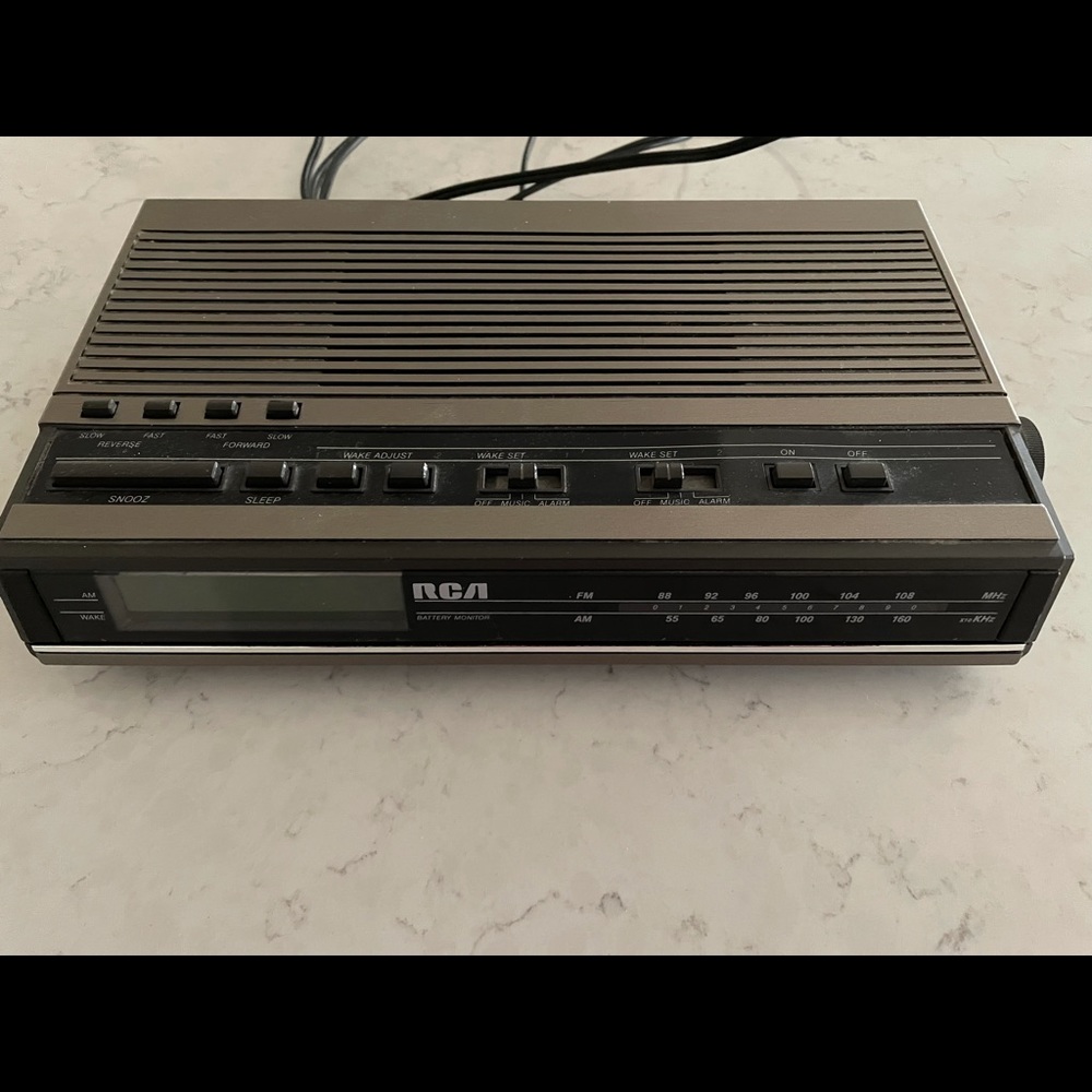 Vintage RCA AM/FM Radio Alarm Clock